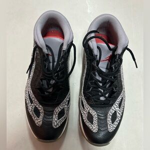 Jordan 11 Retro Low IE
Black Cement size 9.5